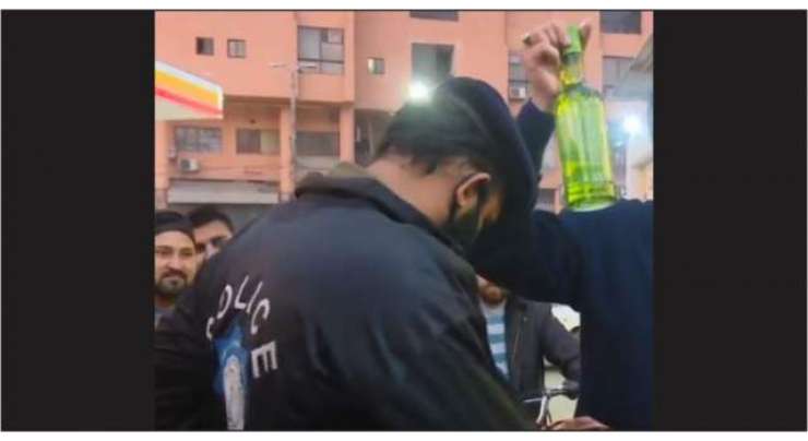 لاہور میں پولیس اہلکار شراب لے جاتے ہوئے رنگے ہاتھوں پکڑا گیا