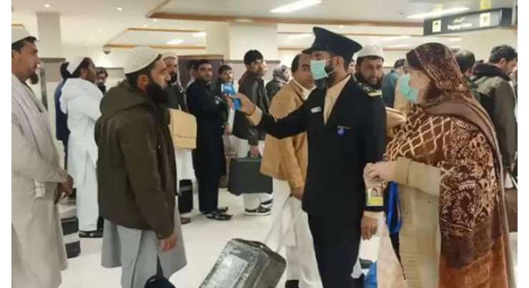 پشاور ائیرپورٹ پر کورونا ویکسین نہ لگوانے والے افراد مشکل میں پھنس گئے