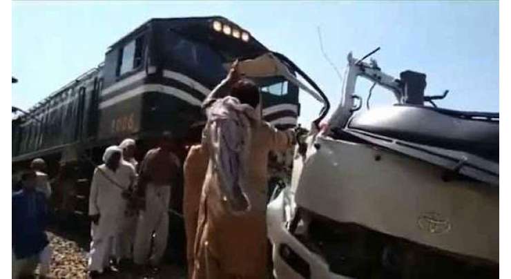 ٹرین حادثے میں ہلاک سکھ خاندان کے 19 افراد کی آخری رسومات نوشہرہ کے علاقہ خیر آباد میں ادا کردی گئیں