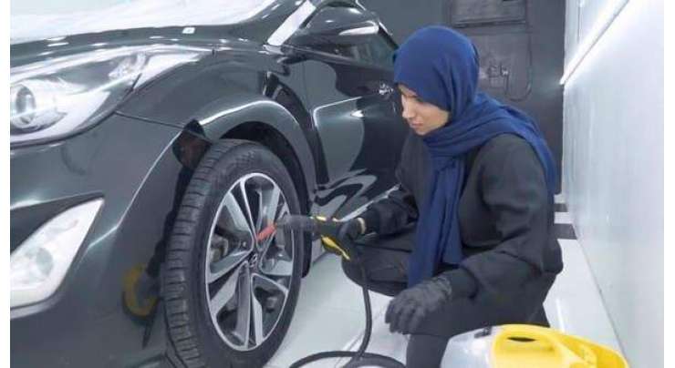 اعلی تعلیم یافتہ سعودی لڑکی گاڑیوں کی پالش کا کام کرنے لگی