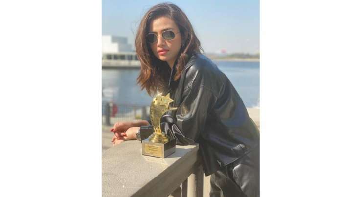 ثناء جاوید نے پاکستان انٹرنیشنل سکرین ایوارڈ میں بہترین اداکارہ کا ایوارڈ ملنے پر مداحوںکا شکریہ ادا کیا