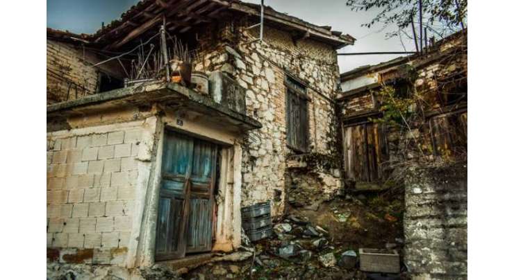 کووڈ-19 قرنطینہ کے اصول توڑنے پر سیاست دان نے لوگوں کو آسیب زدہ گھروں میں بند کردیا