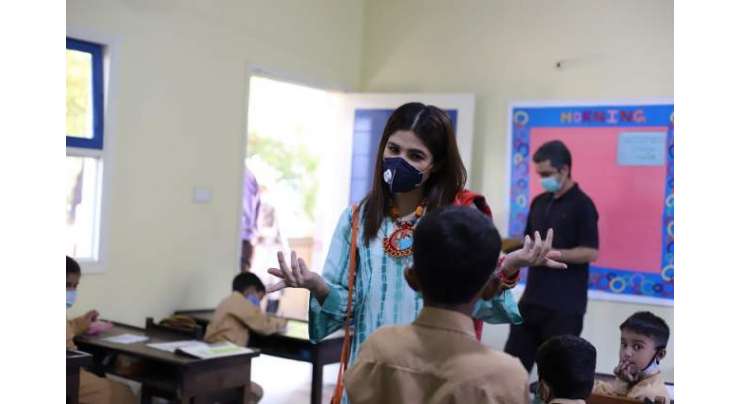 معروف فنکارہ عائشہ عمر کا گارڈن ایسٹ کراچی میں TCFاسکول کا دورہ