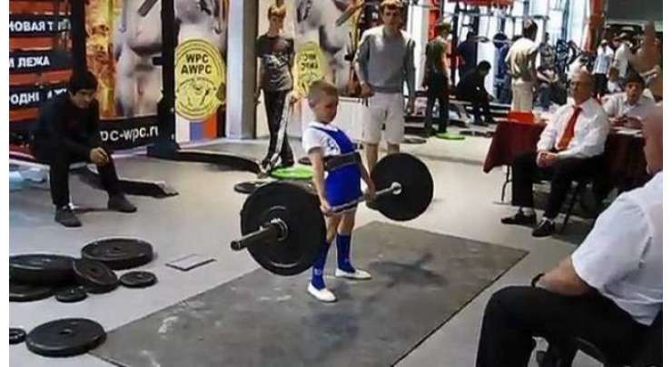 روس کا سب سے زیادہ طاقتور بچہ 11 سال کی عمر میں 100 کلوگرام وزن اٹھا سکتا ہے