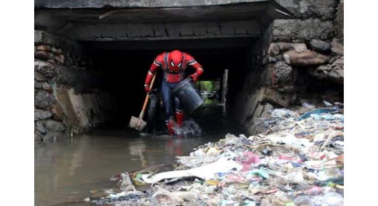 انڈونیشیا کا  حقیقی زندگی کا سپائیڈرمین کوڑا کرکٹ اور پلاسٹک کی آلودگی کے خلاف لڑ رہا ہے