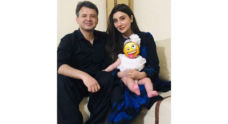عائشہ خان اپنی تصاویر میں بیٹی کا چہرہ چھپانے پر سخت تنقید کی زد میں