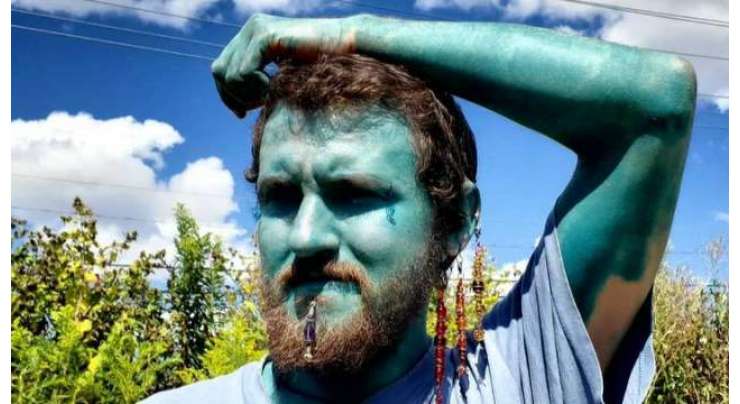 خود اعتمادی بڑھانے کے لیے  کینیڈین شخص نے پورے جسم  کو نیلے رنگ میں رنگ لیا
