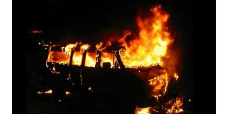 کراچی میں آگ لگنے کے بعد مسافروں سے بھری وین جل کر راکھ ہوگئی