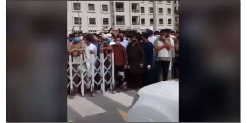 متحدہ عرب امارات میں پاکستانی سفارتخانے کے باہر پاکستانیوں کا احتجاج