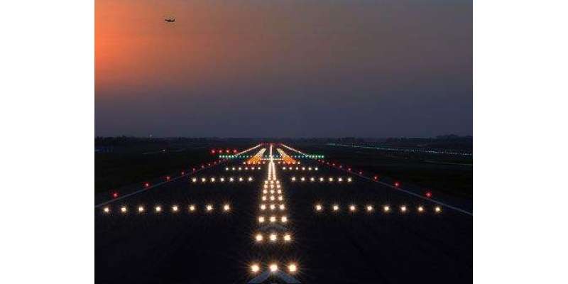 بین الاقوامی پرواز کی لینڈنگ سے قبل سیالکوٹ ائیرپورٹ کے رن وے کی لائٹس ..
