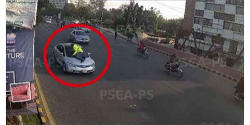 لاہور میں شہری نے ٹریفک وارڈن کو گاڑی مارکربونٹ پر گرا دیا ، ویڈیو وائرل