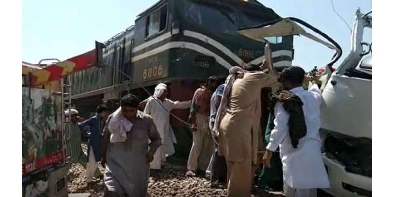 شیخوپورہ ، پھاٹک پر کوسٹر بس ٹرین کے ساتھ ٹکرا گئی،  سکھ فیملی کے 19 افراد ..