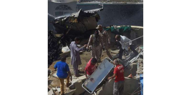 پاکستان رینجرزنے طیارہ حادثے کے بعد تباہ شدہ جہاز کے ملبے سے ملنے والا ..
