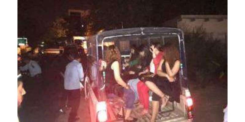 پولیس کا ڈانس پارٹی پر چھاپہ، درجنوں لڑکے لڑکیاں گرفتار