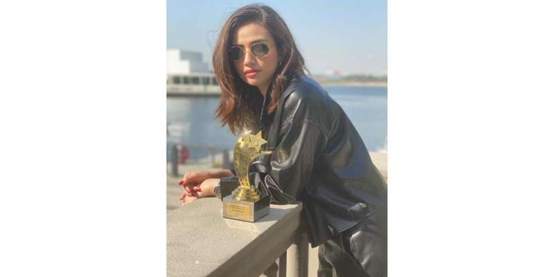 ثناء جاوید نے پاکستان انٹرنیشنل سکرین ایوارڈ میں بہترین اداکارہ کا ..
