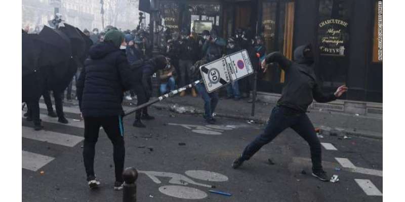 فرانس جل اٹھا،مظاہرین نے پولیس پر دھاوا بول دیا