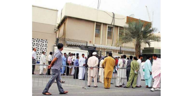 سینکڑوں پاکستانی لاک ڈاؤن کی پرواہ کیے بغیر دُبئی قونصل خانے کے باہر ..