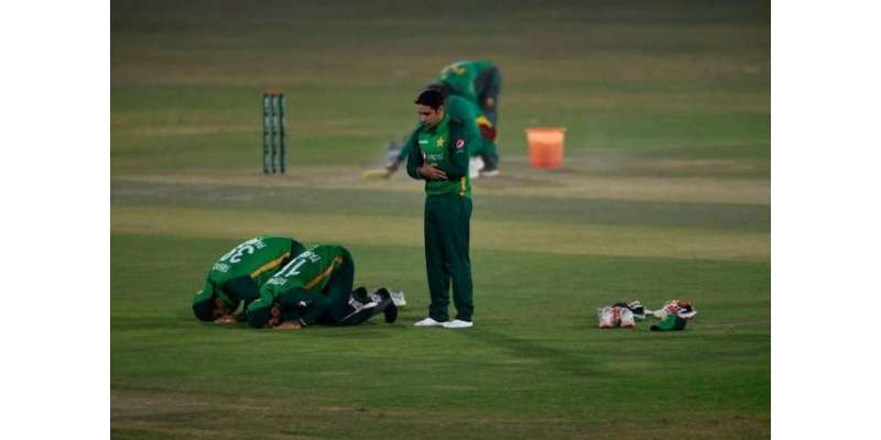 پہلا ون ڈے، پاکستانی کھلاڑیوں کی مغرب کی نماز ادا کرنے کی ویڈیو وائرل