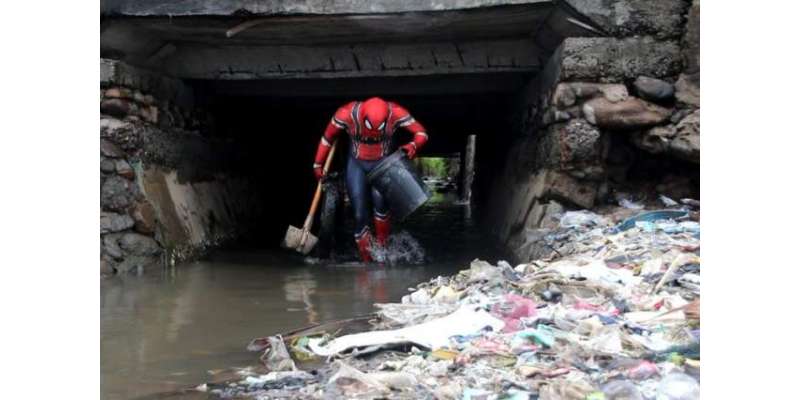 انڈونیشیا کا  حقیقی زندگی کا سپائیڈرمین کوڑا کرکٹ اور پلاسٹک کی آلودگی ..