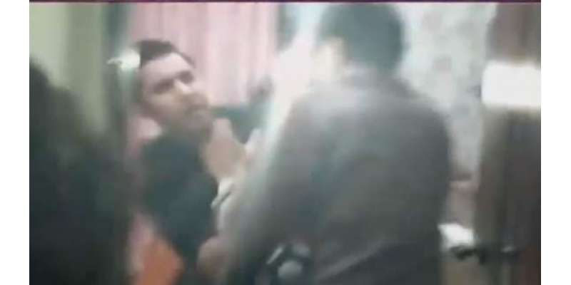 معروف ٹی وی اینکر اقرار الحسن پر پولیس کا حملہ