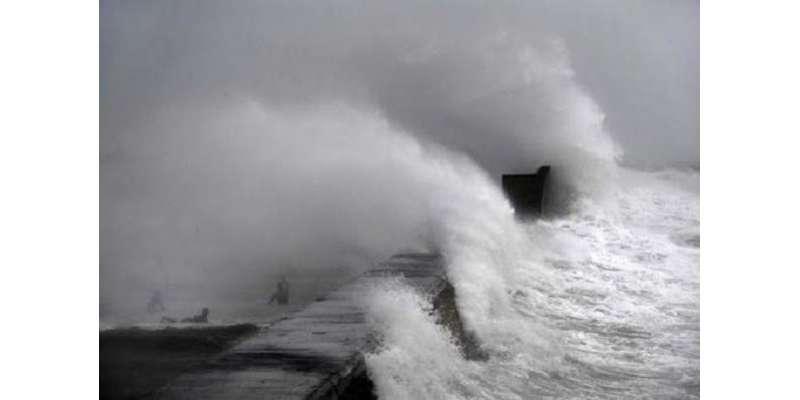 برطانیہ میں سمندری طوفان کی تباہ کاریاں جاری، 4 افراد ہلاک، ہزاروں ..