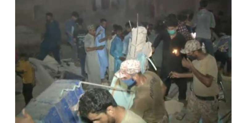 کراچی کے علاقے لیاری میں 5 منزلہ عمارت گر گئی