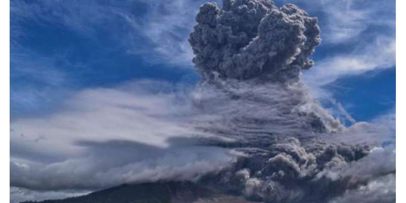 انڈونیشیا، سینابنگ آتش فشاں پہاڑ سے راکھ اور دھواں نکلنے کا عمل شروع