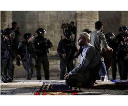 دھماکوں کی گونج کے باوجود بہادر فلسطینوں نے مسجد اقصیٰ میں نماز جاری رکھی