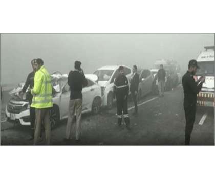 موٹروے پر دھند کے باعث 30 سے زائد گاڑیاں آپس میں ٹکرا گئیں، متعدد مسافر زخمی ہو گئے 