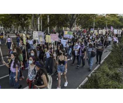 میکسیکومیں ہزاروں خواتین کا تشدد کیخلاف احتجاجی مارچ ، پولیس ، مظاہرین ..