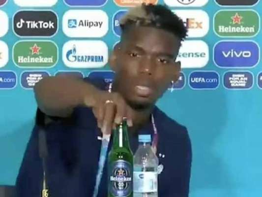 فرانسیسی مسلم فٹبالر نے پریس کانفرنس میں سامنے رکھی شراب کی بوتل ہٹا دی