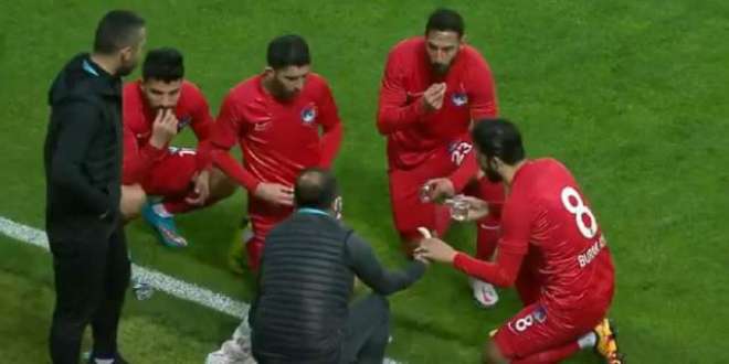 ترکی، فٹبالرز کا دورانِ میچ افطار،ویڈیو نے سب کے دل جیت لیے
