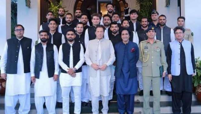 وزیر اعظم عمران خان نے قومی کرکٹ ٹیم کیساتھ ویڈیو اور تصویر شیئر کر دی