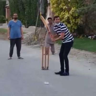 یونس خان کی سٹریٹ کرکٹ کھیلنے کی ویڈیو وائرل