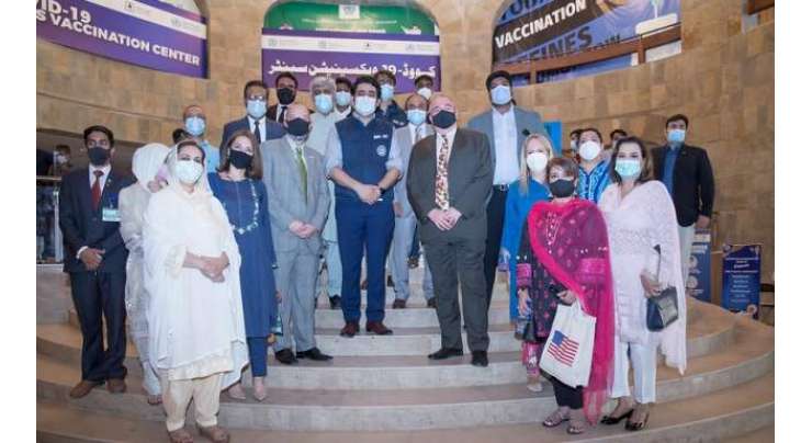 امریکی اہلکاروں اور پاکستانی صحت حکام کی جانب سے عطیہ کردہ فائزر ٹیکے لگانے کے عمل کا مشاہدہ