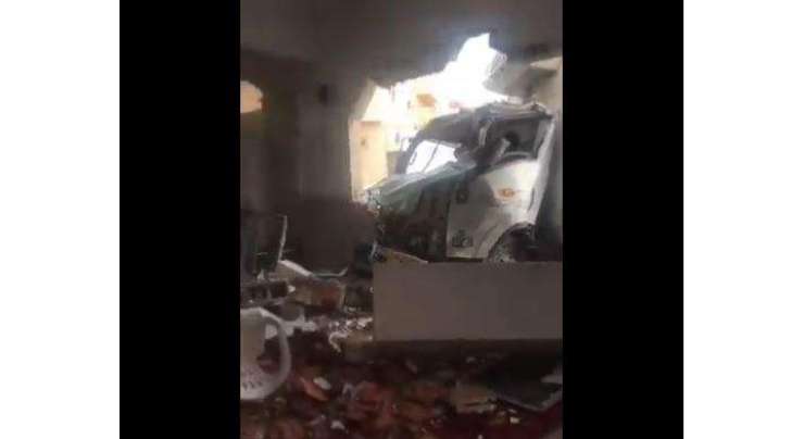 جدہ میں تیز رفتارگاڑی مسجد کی دیوار سے ٹکرا گئی‘ 5 افراد زخمی‘ ویڈیو سامنے آگئی