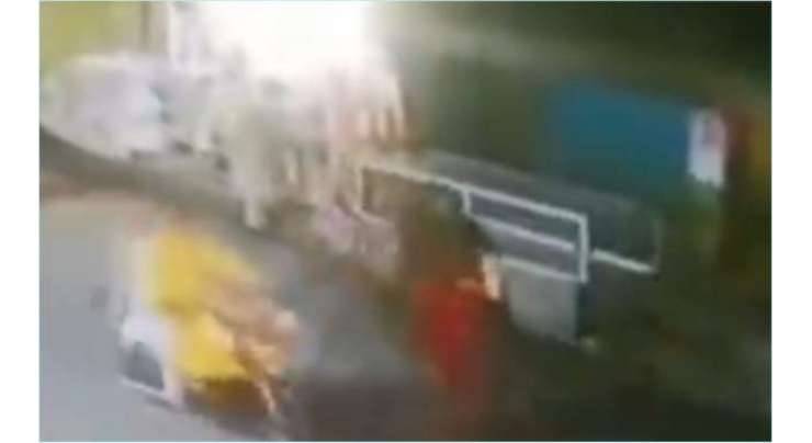 گجرانوالہ میں موٹرسائیکل سوار  نوجوان خاتون کو تھپڑ مار کر فرار ہو گیا