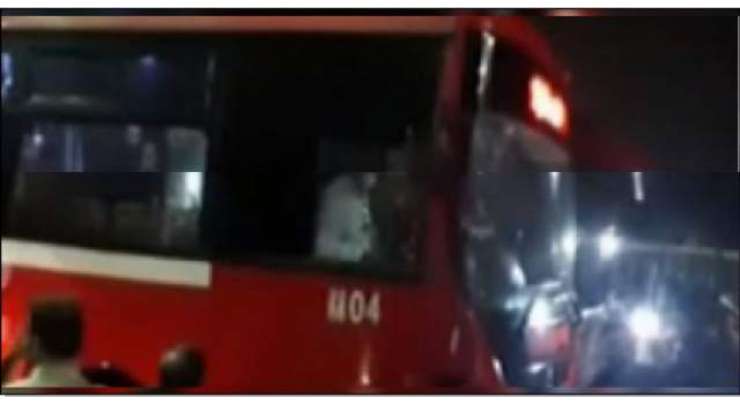 لاہور میں تشویش ناک حادثہ، تیز رفتار گاڑی میٹرو بس سے جا ٹکرائی
