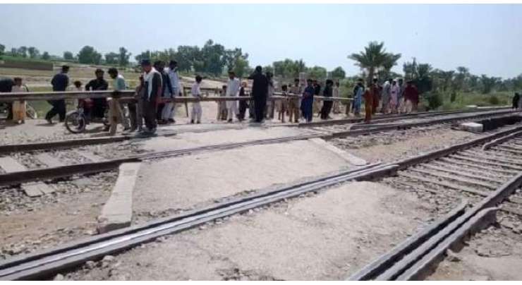 میرپورماتھیلوکے قریب موٹرسائيکل ٹرین کی زد میں آگٸی باپ _جاں بحق بیٹا زخمی