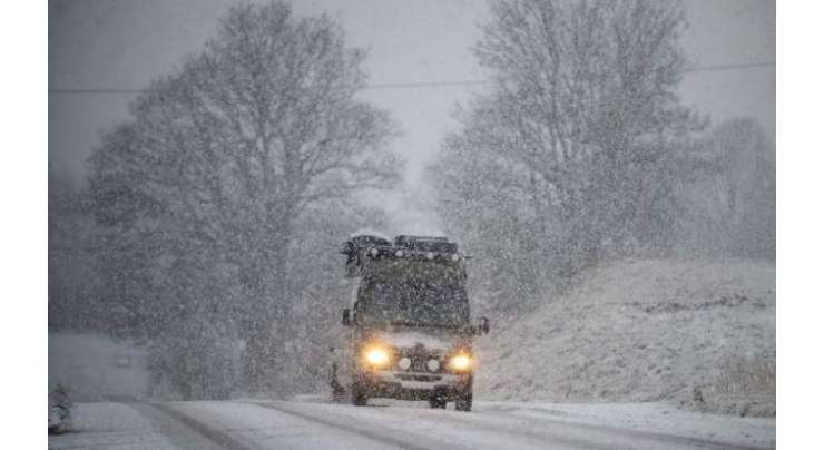 برطانیہ میں شدید برفباری اور طوفانی ہوائوں کے 5 روز بعد بھی 30 ہزار گھر بجلی سے محروم