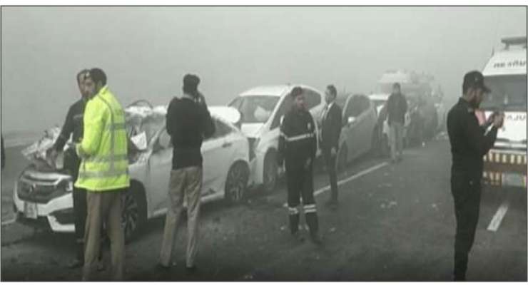 موٹروے پر دھند کے باعث 30 سے زائد گاڑیاں آپس میں ٹکرا گئیں، متعدد مسافر زخمی ہو گئے