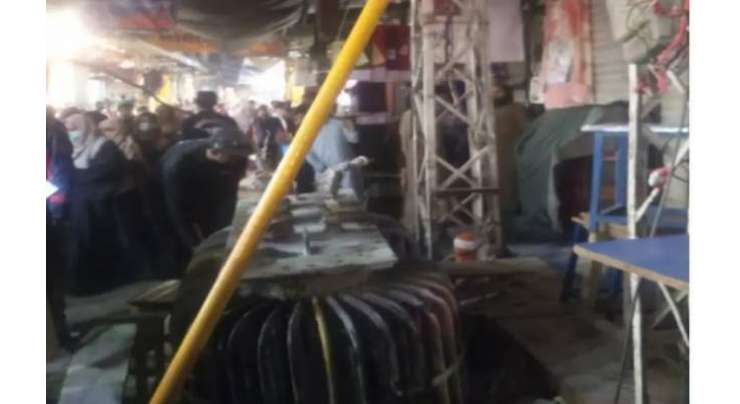 لاہور کے علاقے اچھرہ بازار میں شاپنگ کرتی خاتون اور بچوں پر ٹرانسفارمر گر گیا