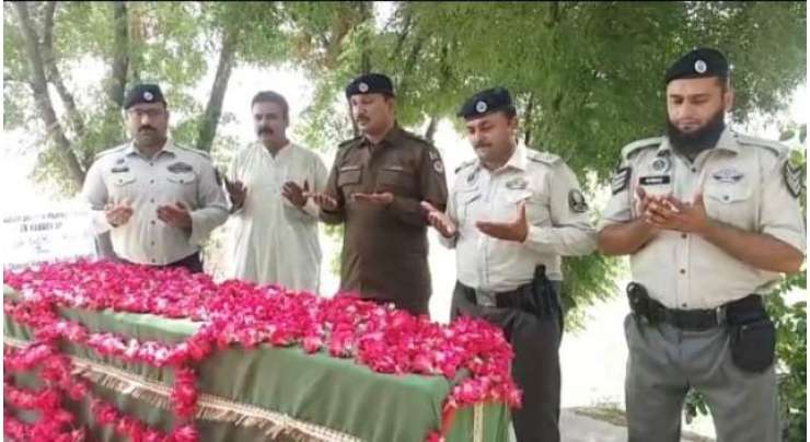 یوم شہداء پولیس پر شہید کانسٹیبل آصف علی شاہ کی قبر پر سلامی پیش کی گئی
