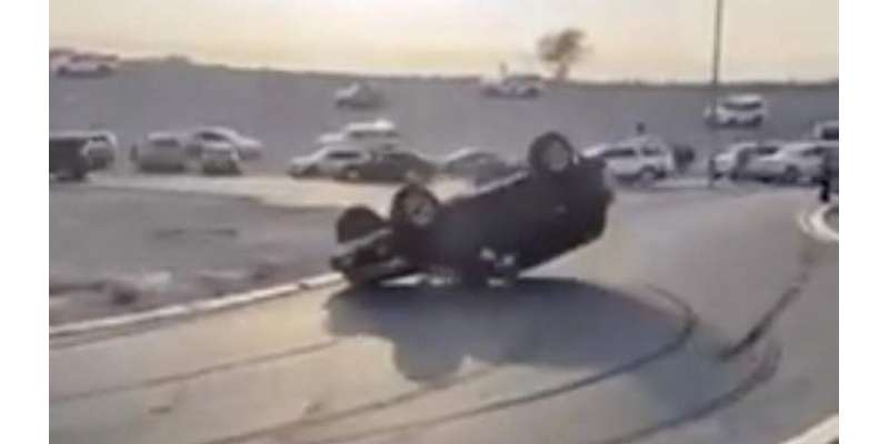 راس الخیمہ ؛ خطرناک ڈرائیونگ کے دوران سڑک پر گاڑی الٹنے کی ویڈیو وائرل‘ ..