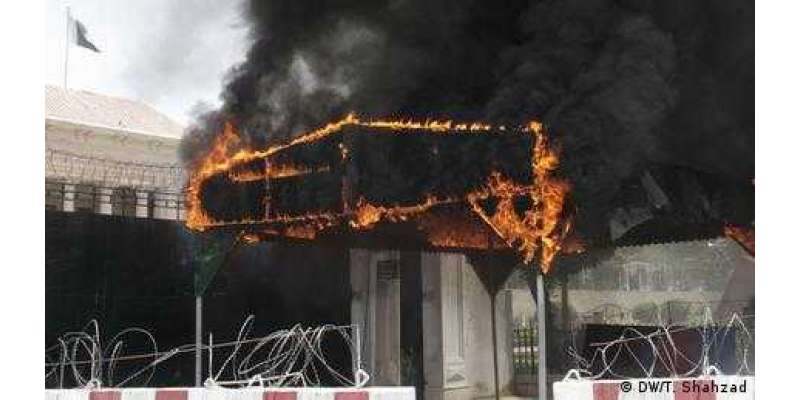خیبر پختونخواہ: مشتعل ہجوم نے پولیس اسٹیشن کو آگ لگا دی