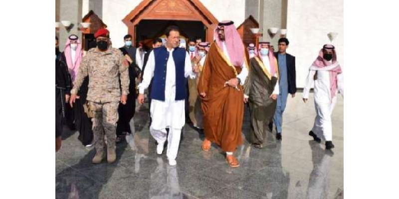 وزیراعظم عمران خان نے سرزمینِ مدینہ منورہ پر قدم رکھنے سے پہلے جوتے ..