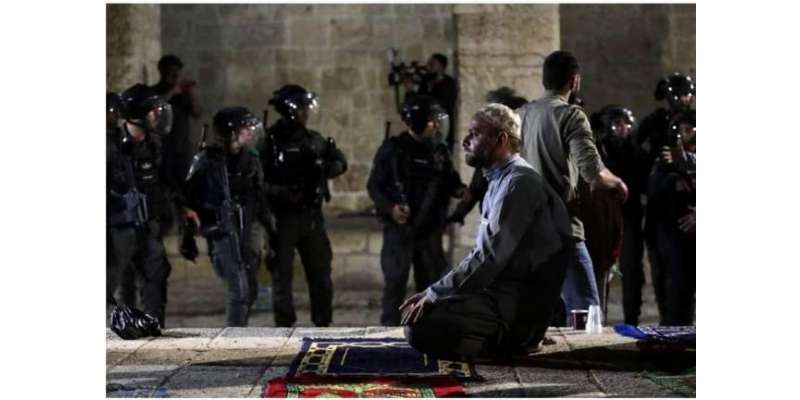دھماکوں کی گونج کے باوجود بہادر فلسطینوں نے مسجد اقصیٰ میں نماز جاری ..