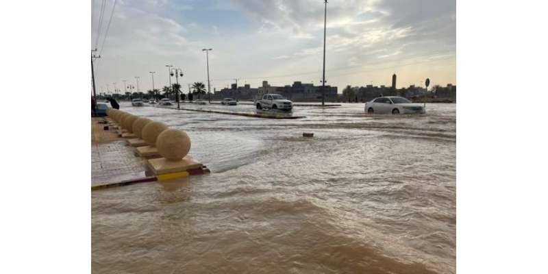 سعودیہ میں طوفانی بارشیں، کئی علاقوں میں سیلاب آ نے کا خدشہ پیدا ہو ..