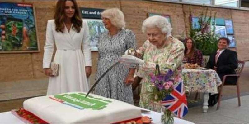 ملکہ برطانیہ کی تلوار سے کیک کاٹنے میں ناکامی کی ویڈیو سوشل میڈیا پر ..