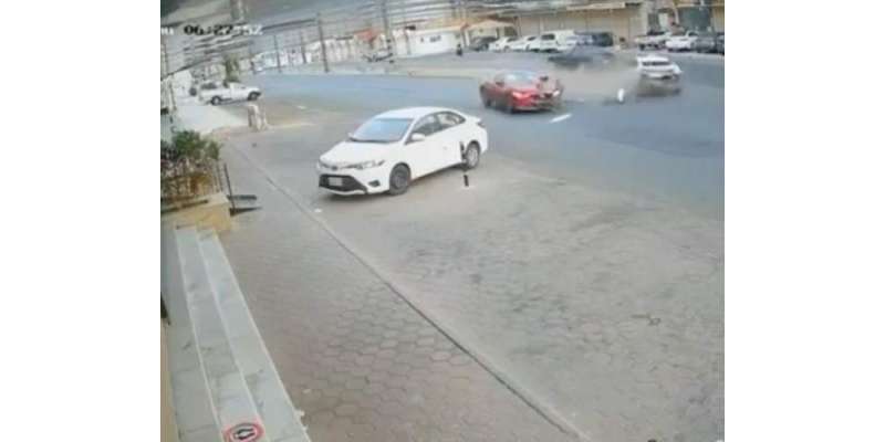 سعودیہ میں دو گاڑیوں کی ٹکر کے بعد ایک گاڑی دُکان میں جا گُھسی